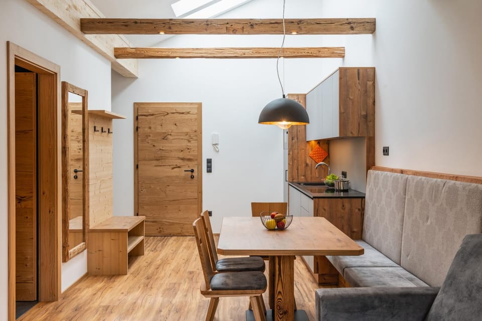 Kitchen or kitchenette, Living room, Seating area, Dining area