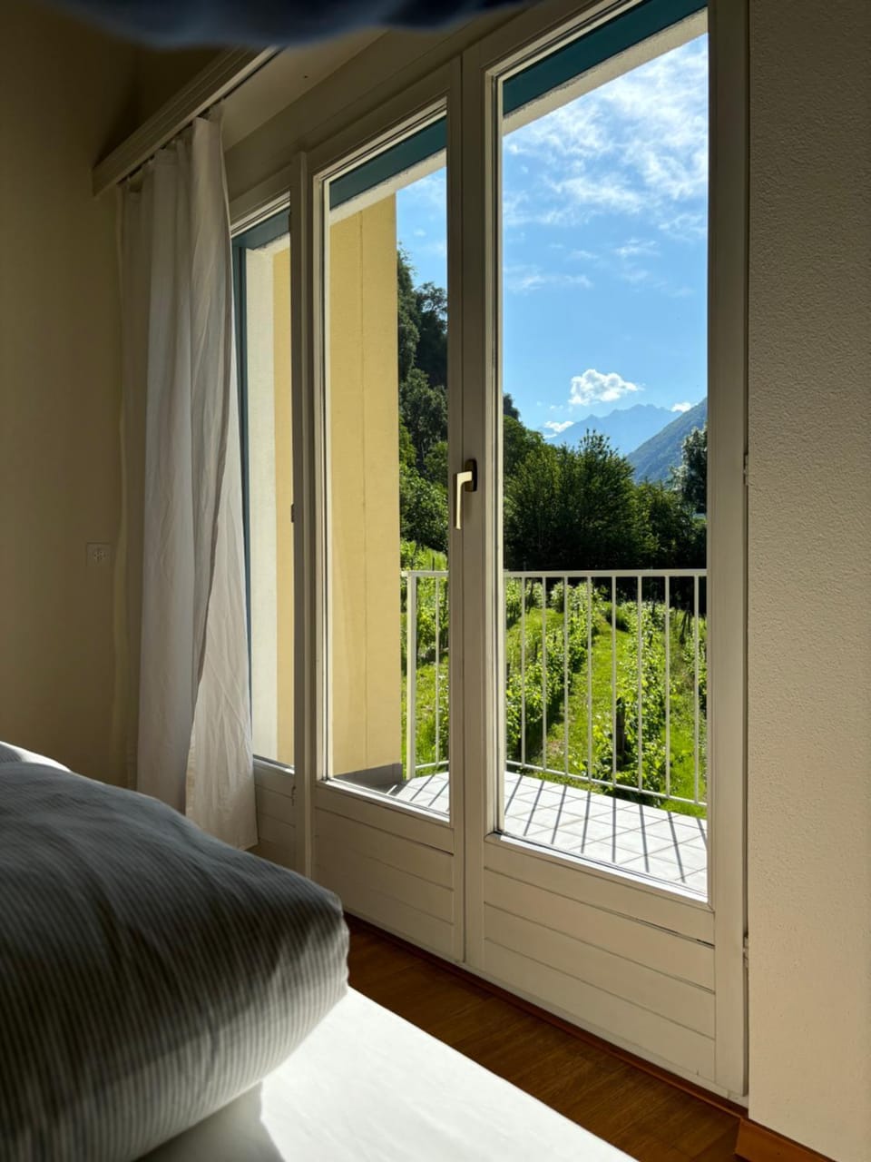 Bed, Natural landscape, Garden, View (from property/room), Balcony/Terrace, Bedroom, Garden view, Mountain view