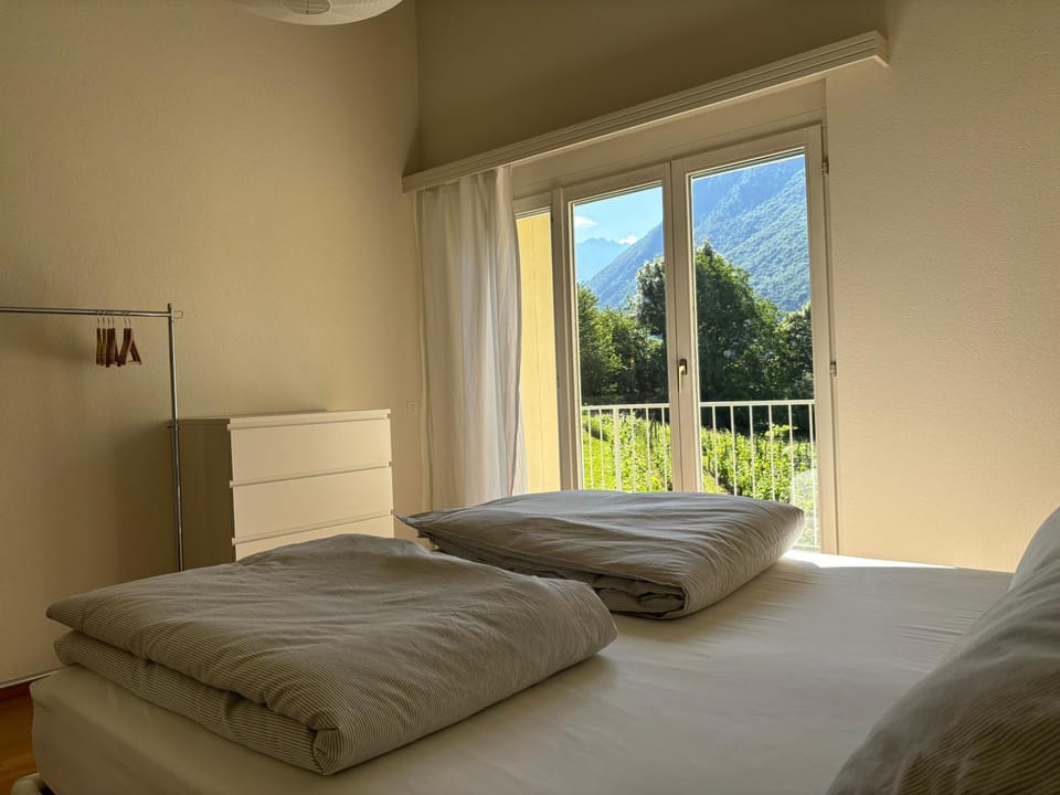 Bed, View (from property/room), Bedroom, Garden view, locker