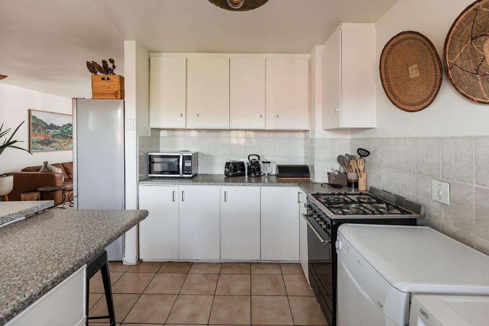 Coffee/tea facilities, Kitchen or kitchenette, oven, stove, toaster