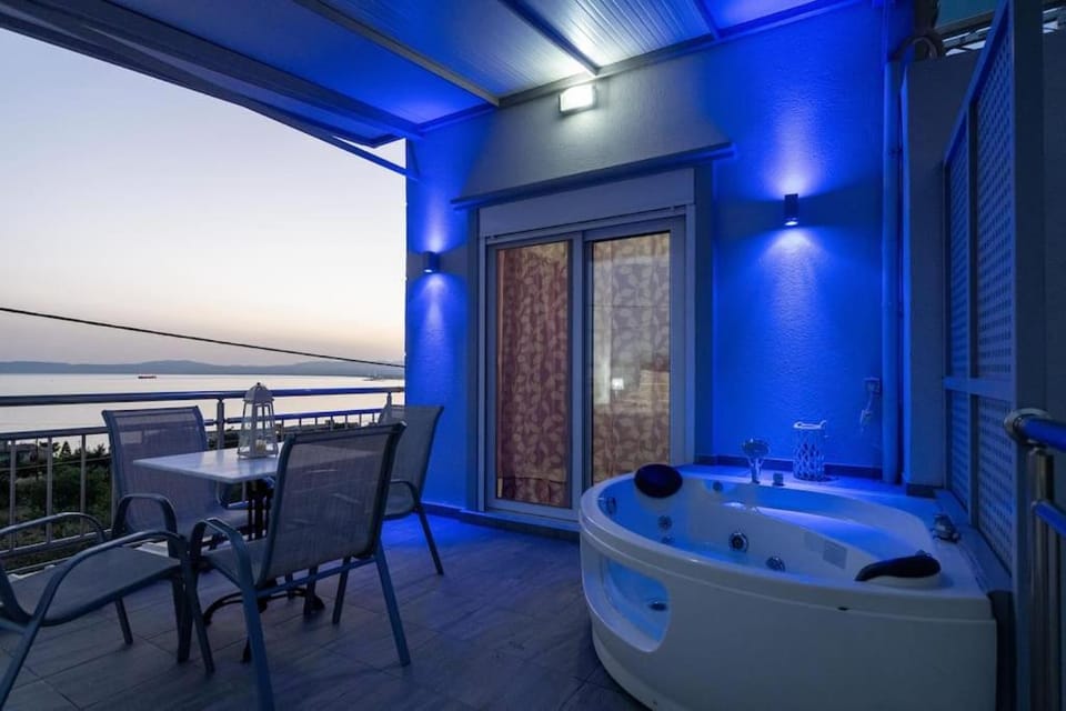 Patio, Natural landscape, Hot Tub, View (from property/room), Balcony/Terrace, Dining area