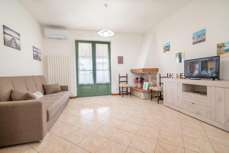 TV and multimedia, Living room, Seating area, air conditioner