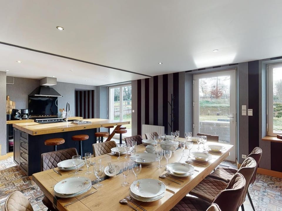 Kitchen or kitchenette, Living room, Food and drinks, Seating area, Dining area, Food, minibar, pet friendly