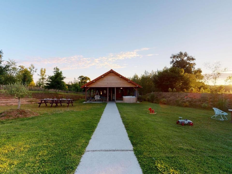 Communal lounge/ TV room, Spring, Day, Natural landscape, Garden, Evening entertainment, Garden view
