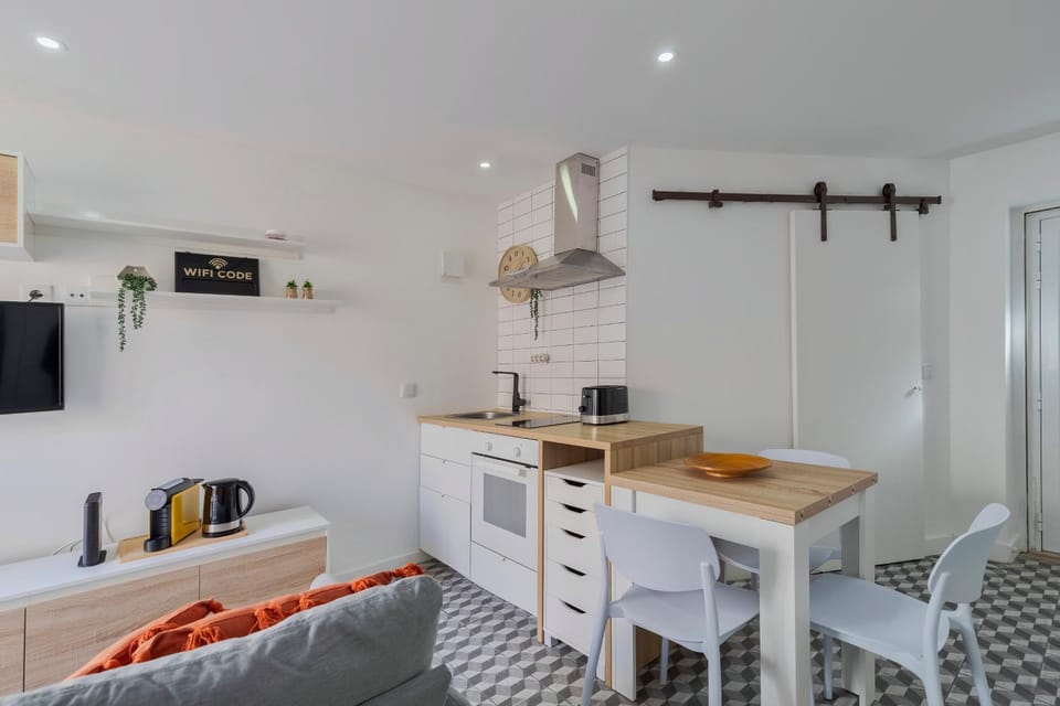 TV and multimedia, Coffee/tea facilities, Kitchen or kitchenette, Dining area, pet friendly, stove