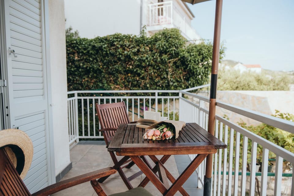 Spring, Day, Balcony/Terrace, Seating area, Garden view