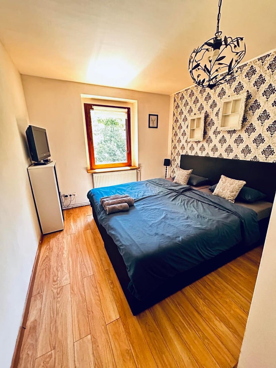 Bed, TV and multimedia, Bedroom