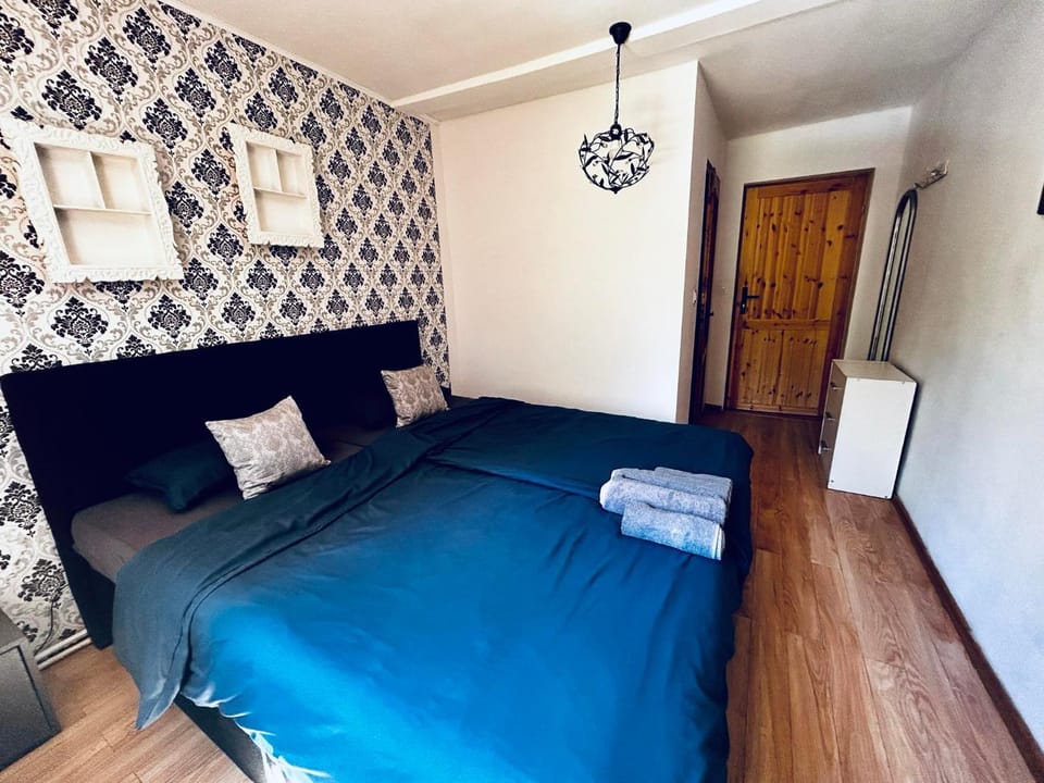 Bed, Photo of the whole room, Bedroom, towels