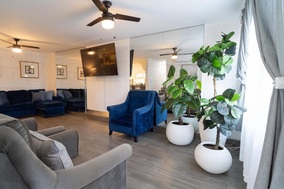 Communal lounge/ TV room