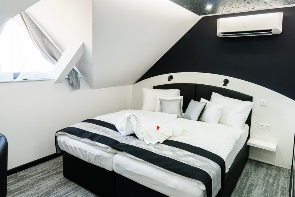 Bed, Bedroom, air conditioner