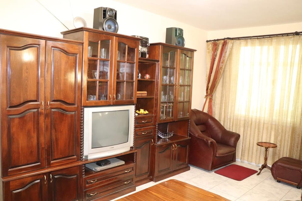 Communal lounge/ TV room, TV and multimedia, Living room, Seating area, Evening entertainment