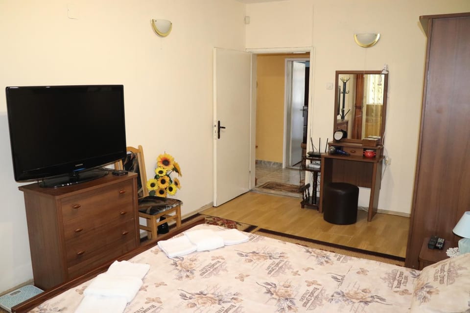 TV and multimedia, Photo of the whole room, Bedroom, wardrobe