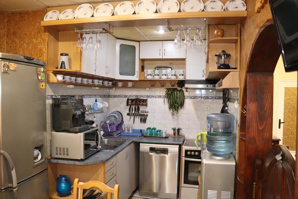 Coffee/tea facilities, Kitchen or kitchenette, dishwasher, minibar, oven, stove, toaster