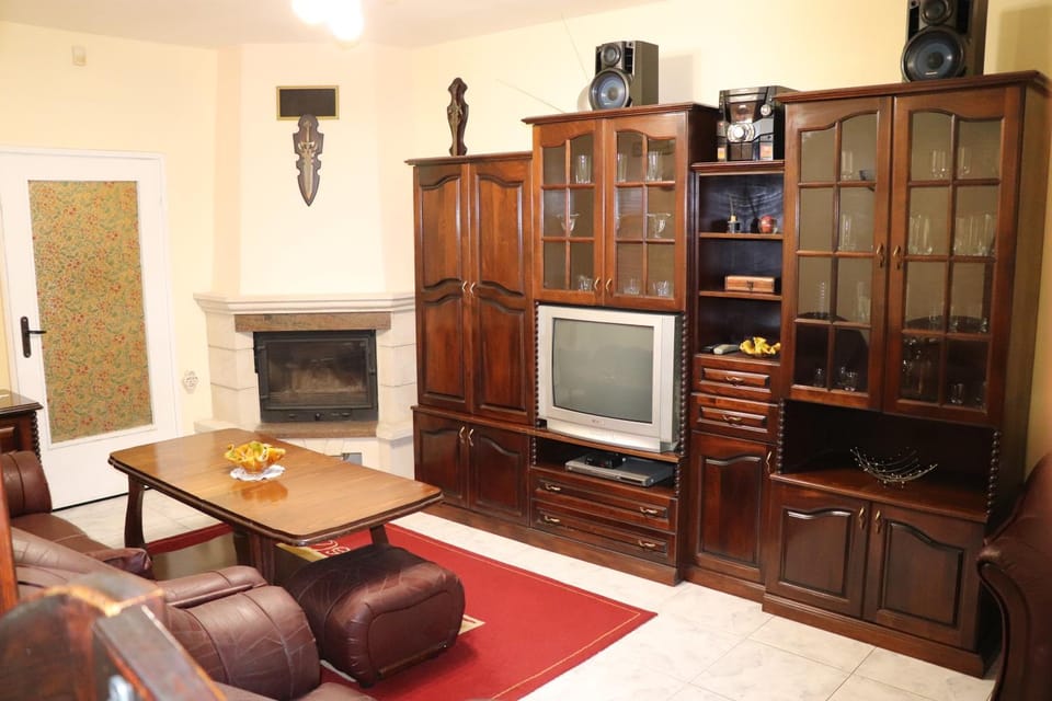 Communal lounge/ TV room, TV and multimedia, Living room, Seating area, Evening entertainment