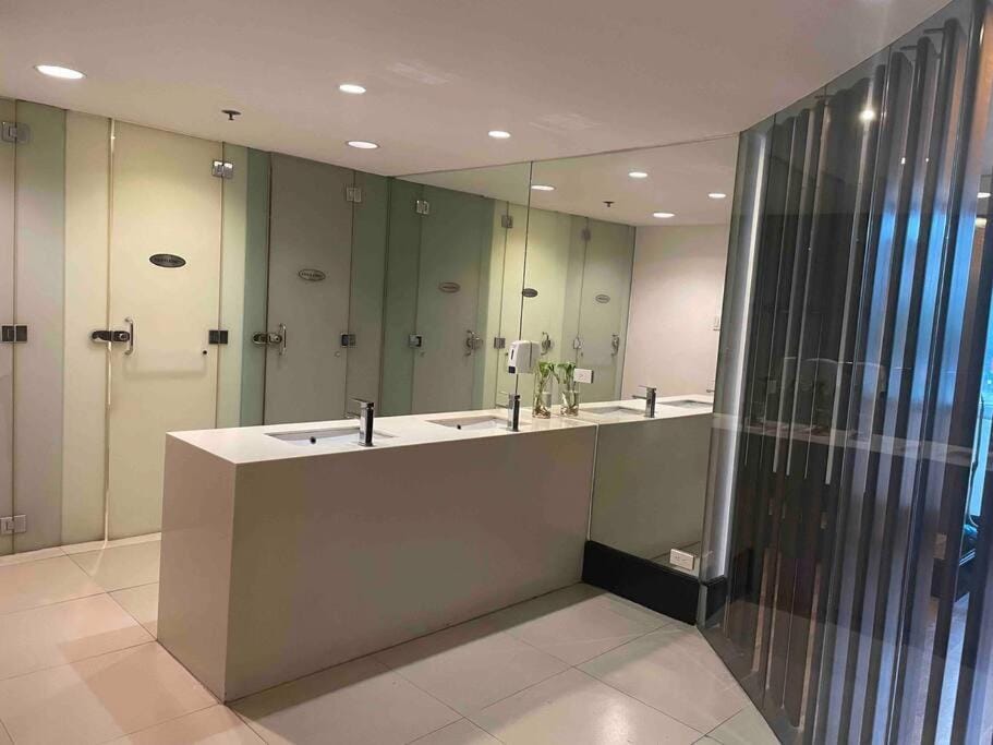 Solana in Avant BGC parking with fee Apartment in Makati