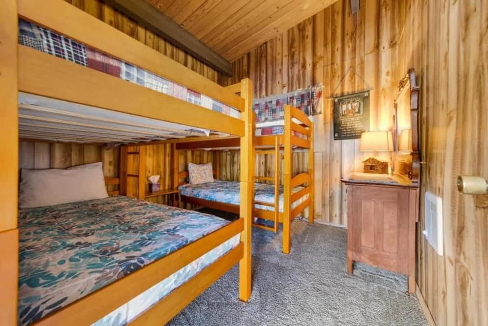 Quiet Lakefront Home with Private Dock House in Kootenai County