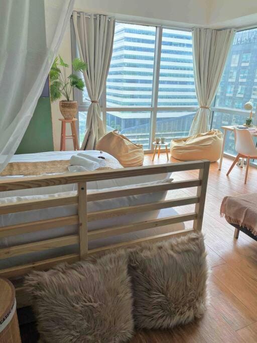 Tarzan in the City! in Avant BGC parking with fee Apartment in Makati