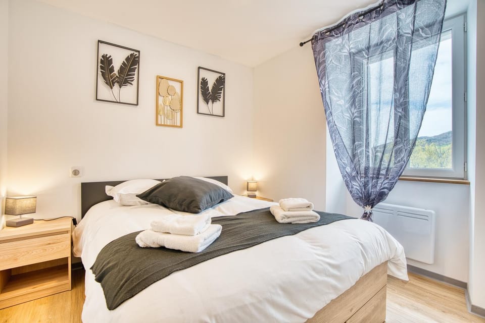 Bed, Photo of the whole room, Bedroom, towels