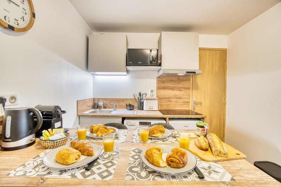 Coffee/tea facilities, Kitchen or kitchenette, Food and drinks, Dining area, Food, Breakfast, Continental breakfast, minibar, stove, toaster