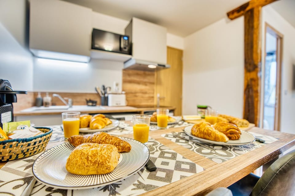 Kitchen or kitchenette, Food and drinks, Dining area, Food, Breakfast, Continental breakfast, Drinks, minibar