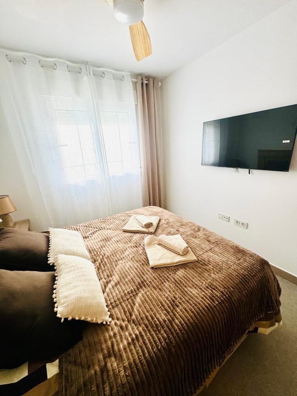 Bed, TV and multimedia, Photo of the whole room, Bedroom, Sea view, towels