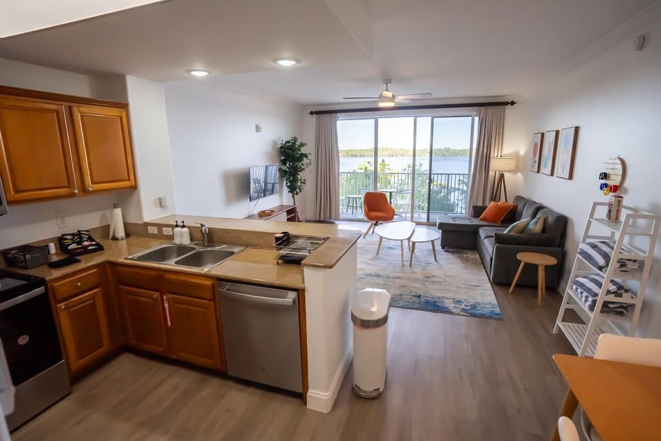 Orlando 4th Floor - 5 min Disney Apartment in Orlando