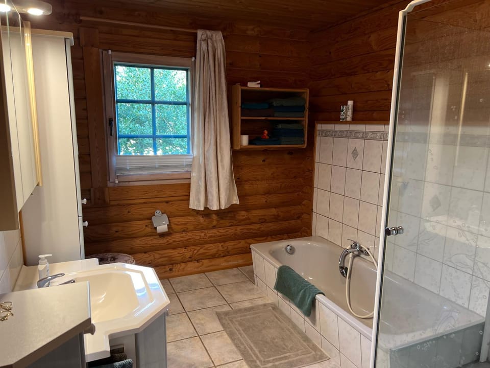 Shower, Toilet, Bathroom, Bath, towels