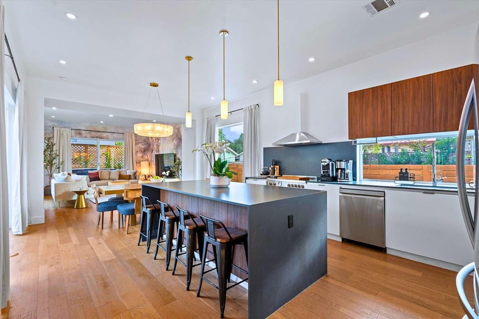 Luxury Group Retreat - Pool, Hot Tub, EV Station House in Austin