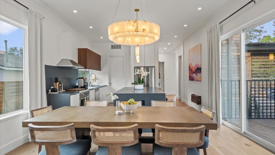 Kitchen or kitchenette, Dining area, stove
