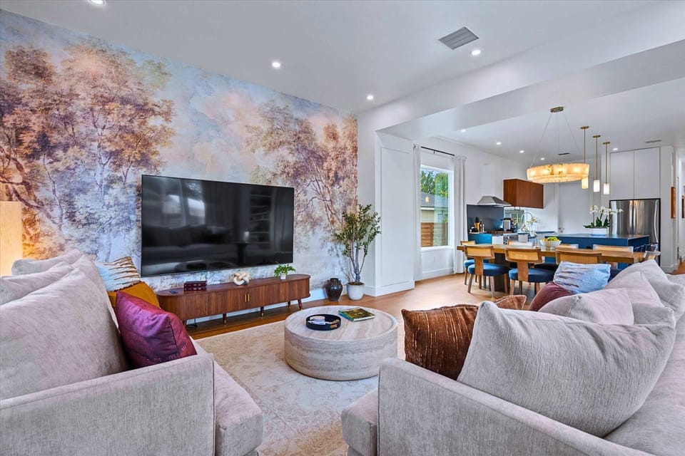 Luxury Group Retreat - Pool, Hot Tub, EV Station House in Austin