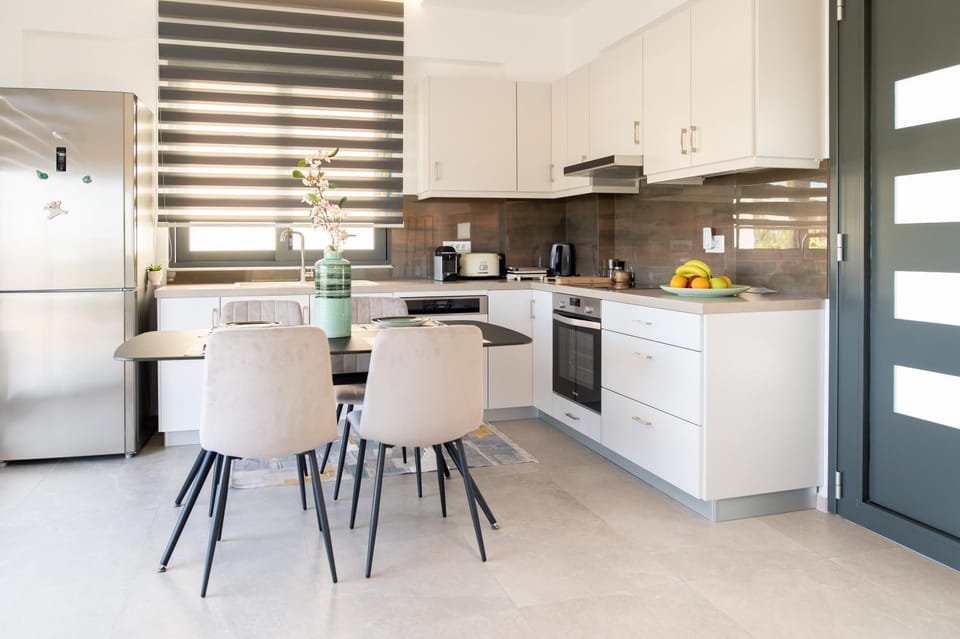 Kitchen or kitchenette, Dining area, dishwasher, oven, pet friendly, stove, toaster