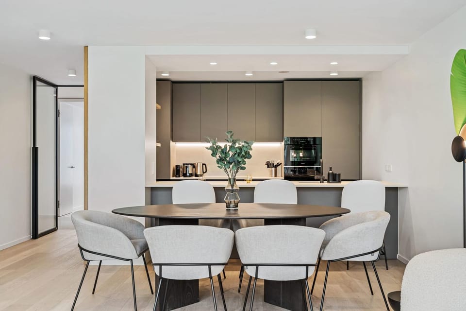 Coffee/tea facilities, Kitchen or kitchenette, Living room, Seating area, Dining area