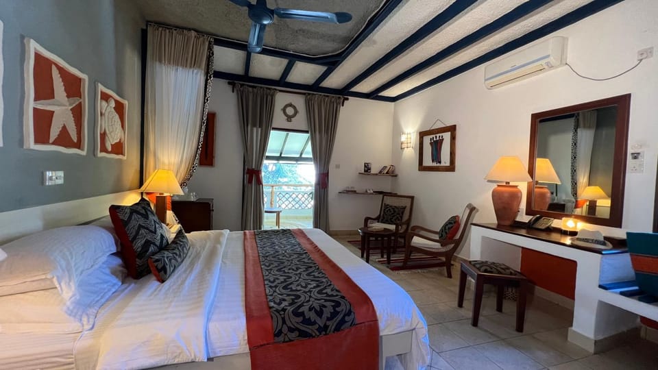 Seating area, Bedroom, air conditioner