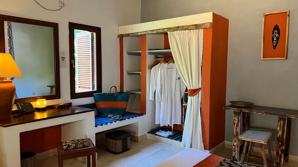 Photo of the whole room, Bedroom, wardrobe