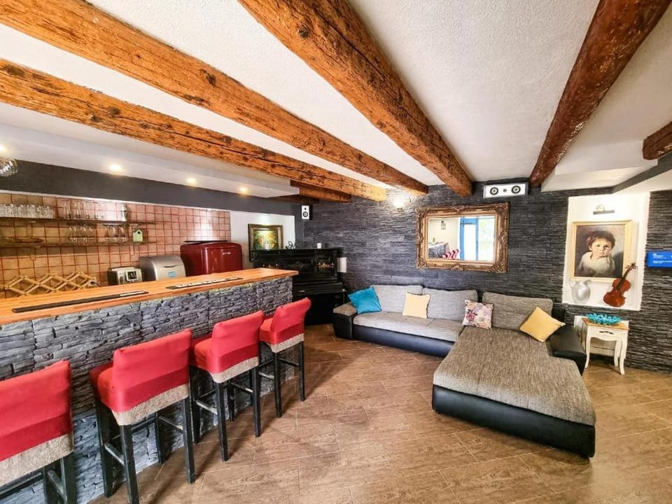 Seating area, minibar