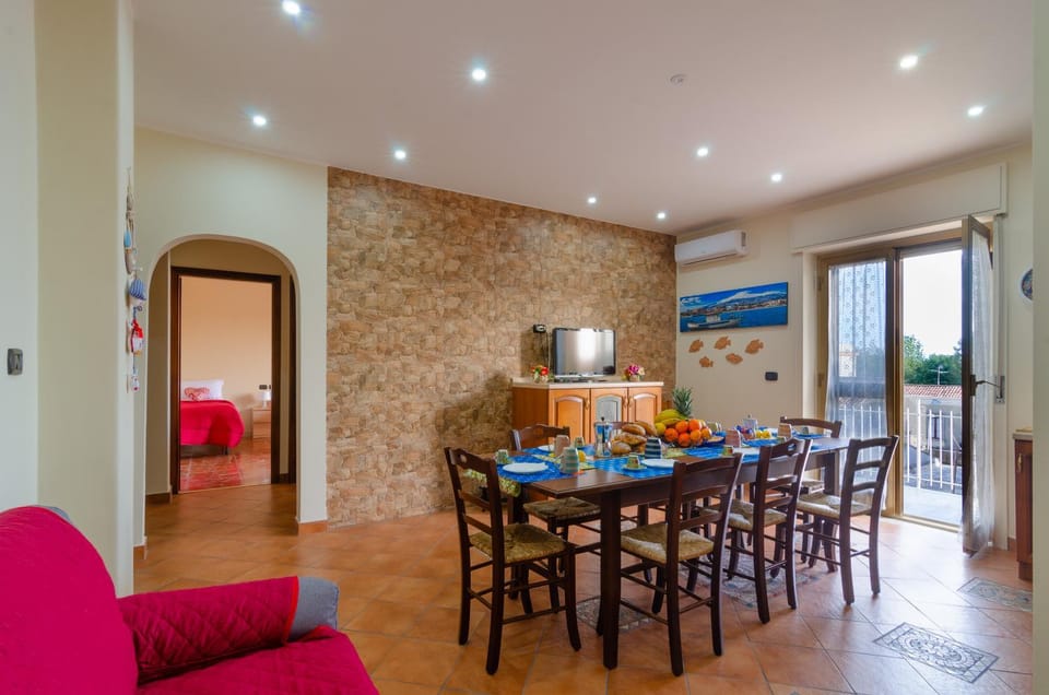 Communal lounge/ TV room, Food and drinks, Other, Seating area, Dining area, Food