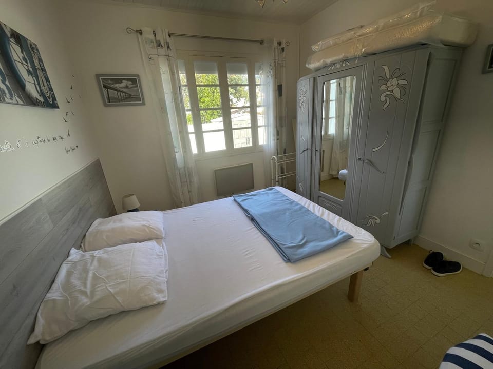Photo of the whole room, Bedroom, wardrobe