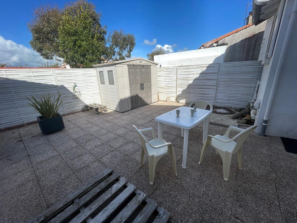Patio, Day, Balcony/Terrace, Dining area