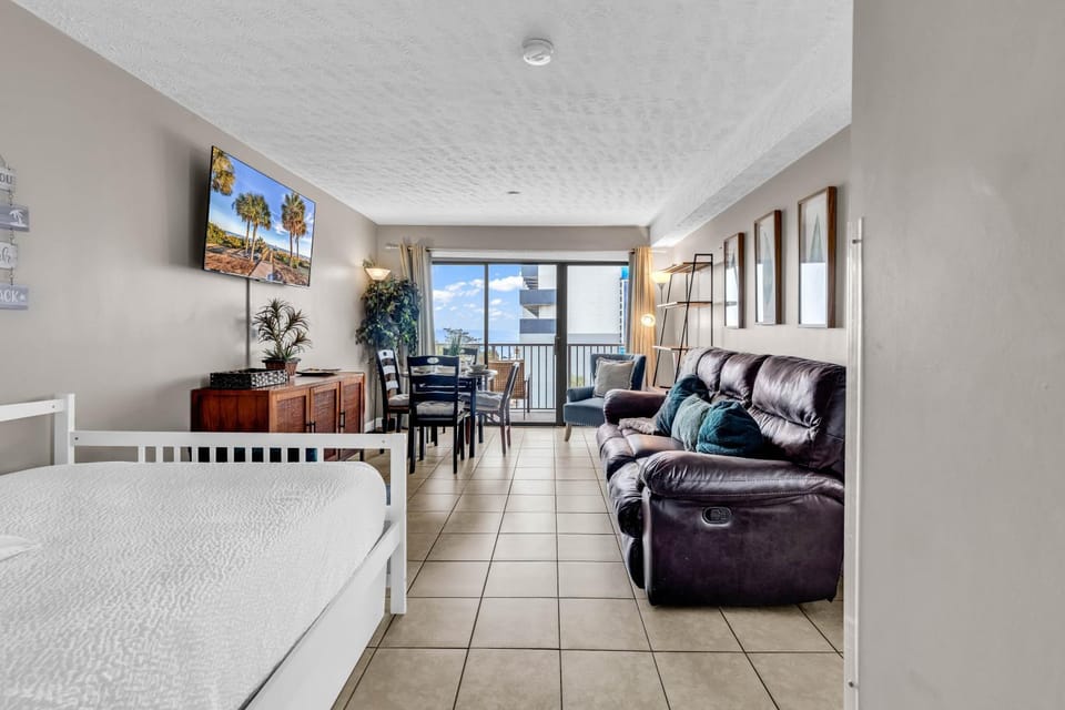 Bed, TV and multimedia, Living room, Seating area