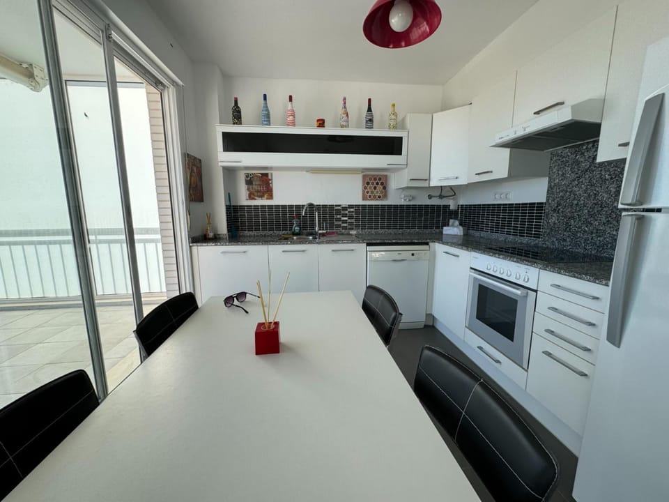 Kitchen or kitchenette, Dining area, dishwasher, pet friendly, stove