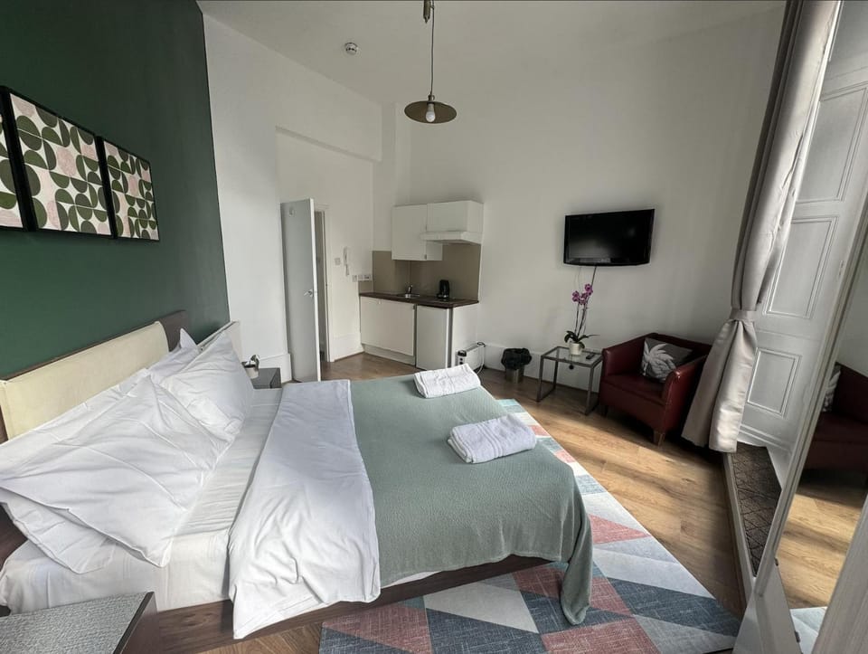 Communal lounge/ TV room, Bed, TV and multimedia, Coffee/tea facilities, Photo of the whole room, Seating area, Evening entertainment, Bedroom, acessibility