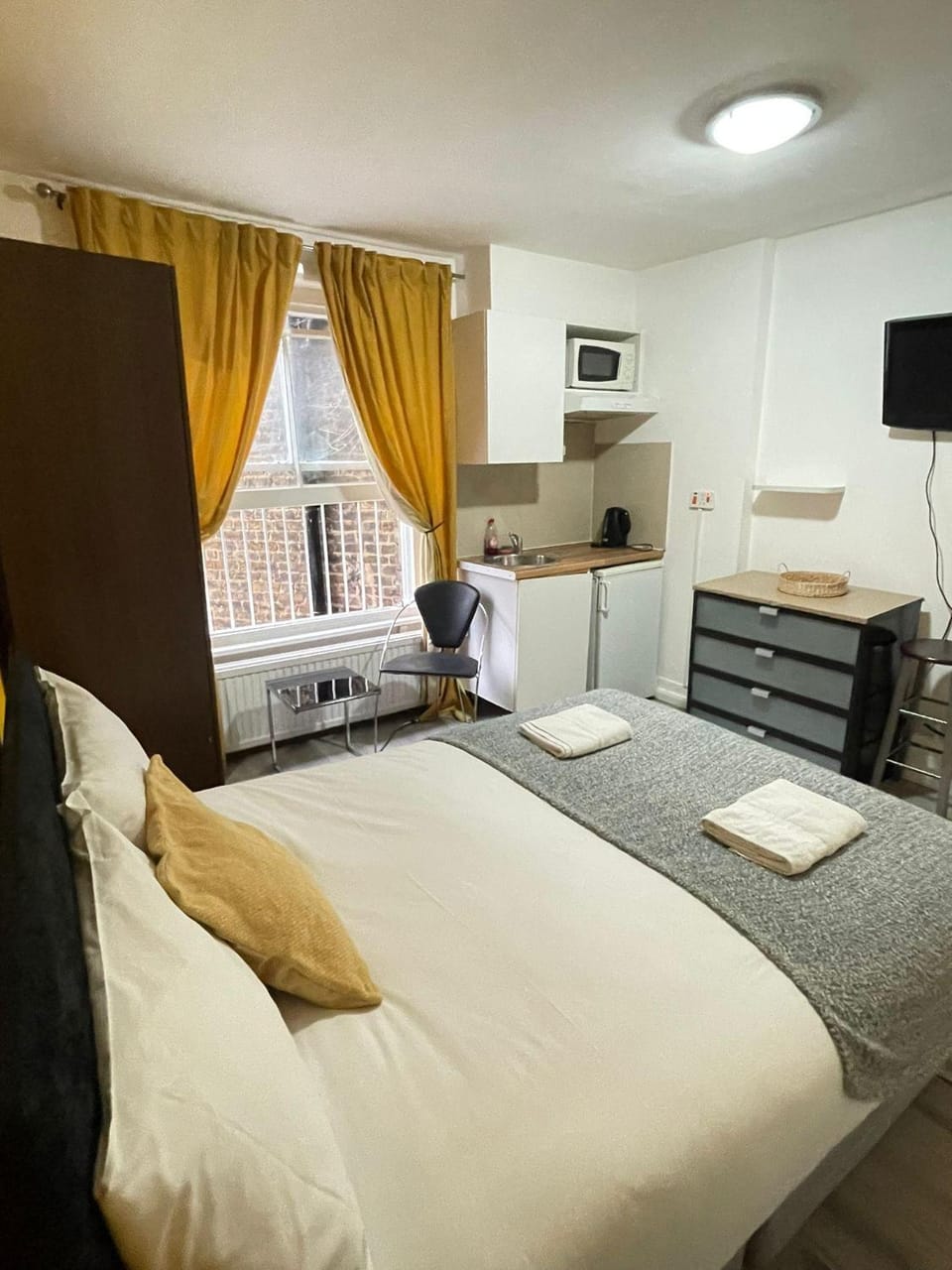 Studio Sleeps 2 with Internet Access Apartment in City of Westminster