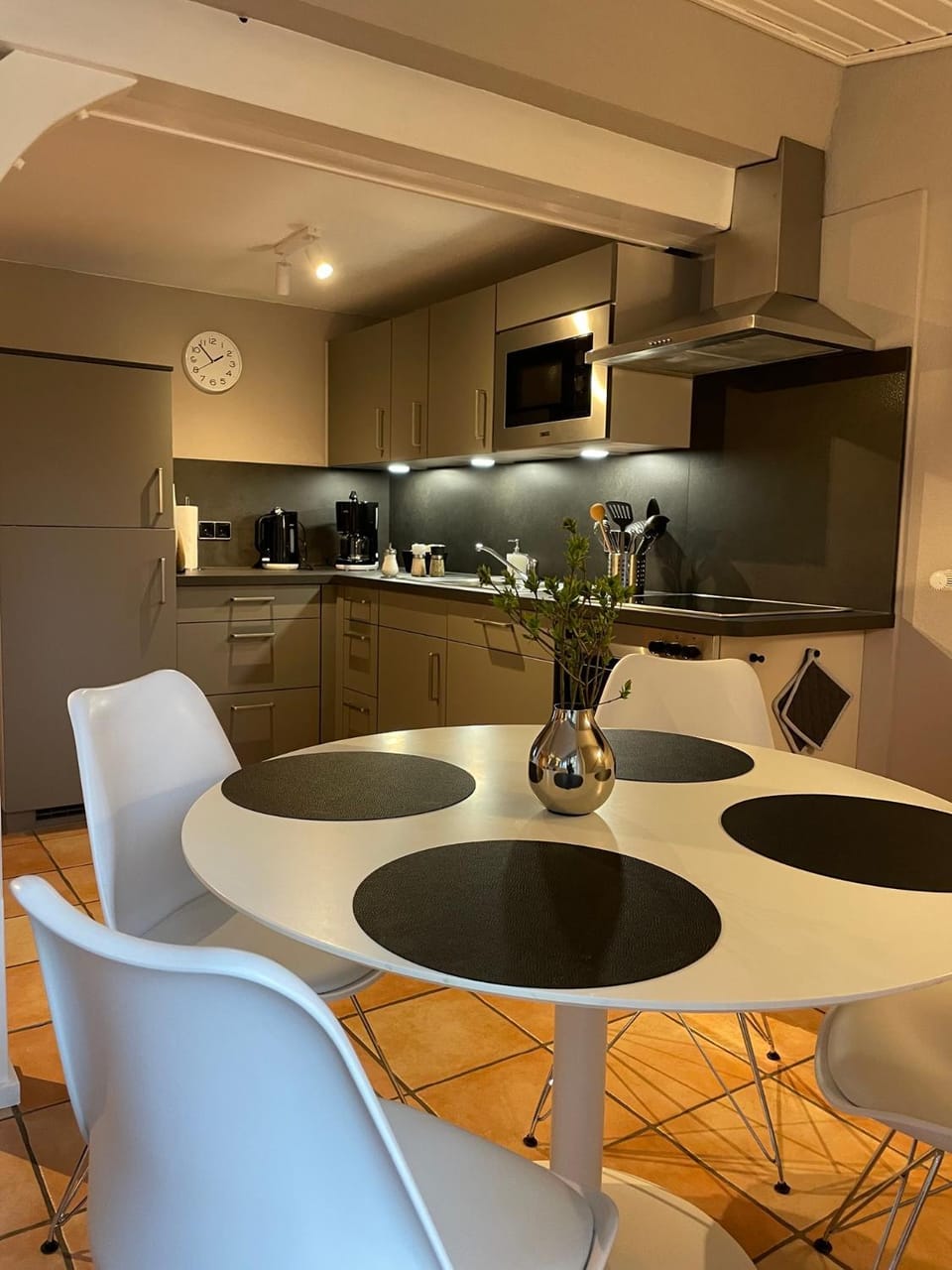 Kitchen or kitchenette, Seating area, Dining area, stove