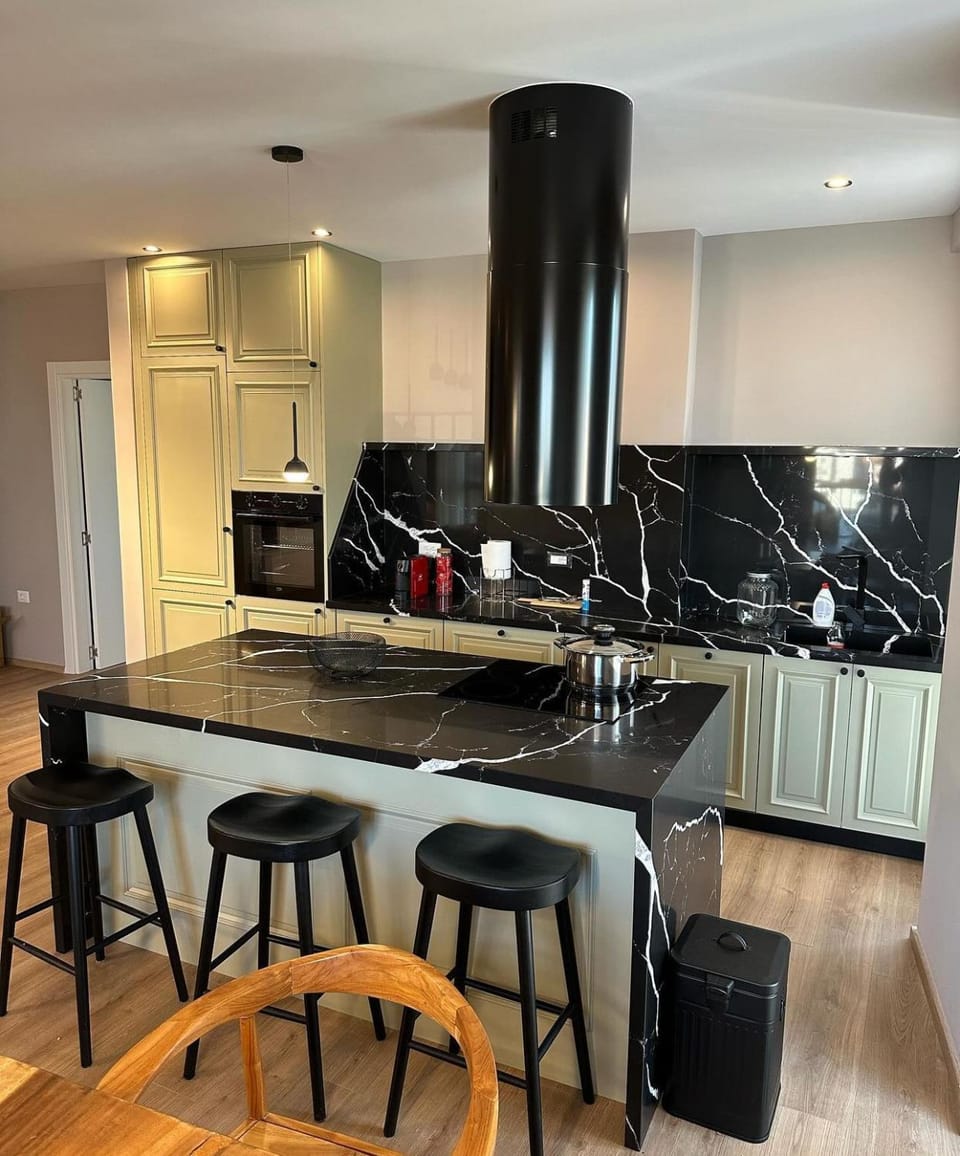 People, Coffee/tea facilities, Kitchen or kitchenette, Living room, Food and drinks, Dining area, Food, Meals, Lunch, Dinner, minibar, pet friendly, kitchen