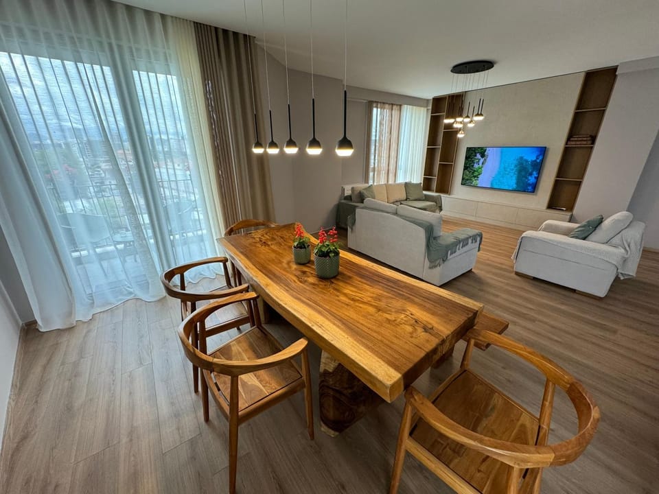TV and multimedia, Kitchen or kitchenette, Living room, Food and drinks, Seating area, Food, Guests, Meals, Breakfast, Lunch, Dinner, Drinks