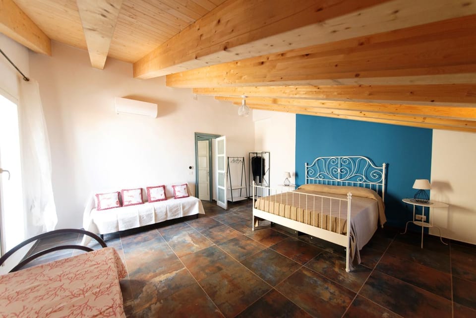 Bed, Photo of the whole room, Bedroom, air conditioner
