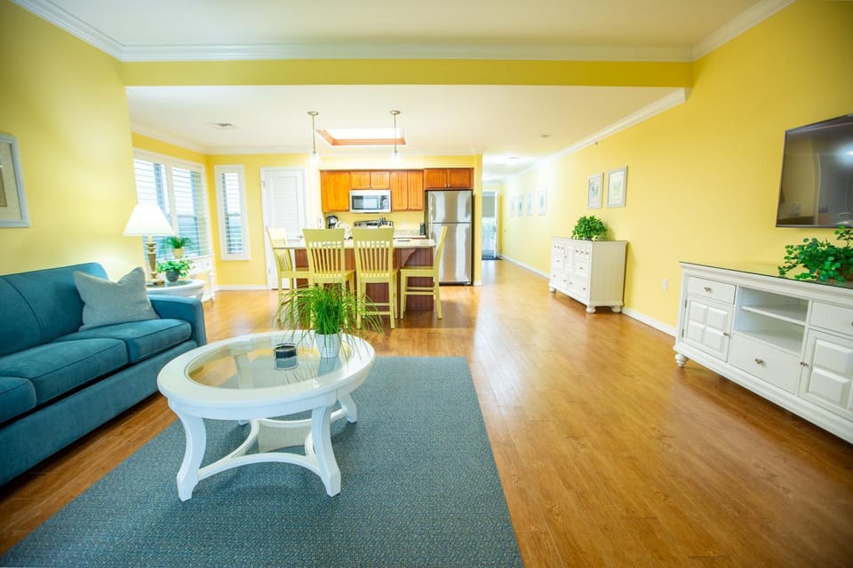 Kitchen or kitchenette, Living room, Seating area, Dining area