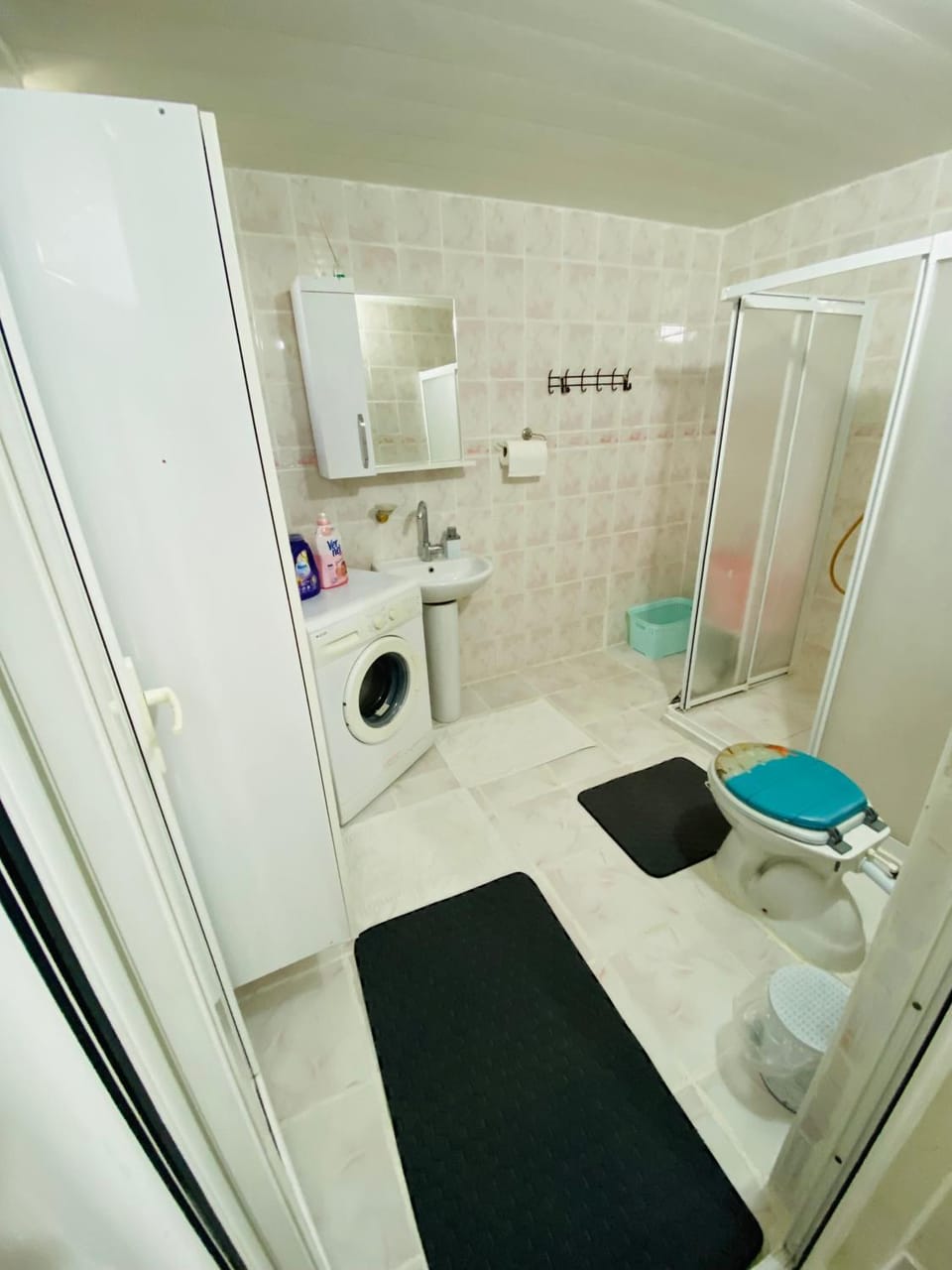 Shower, Toilet, Bathroom, towels, laundry