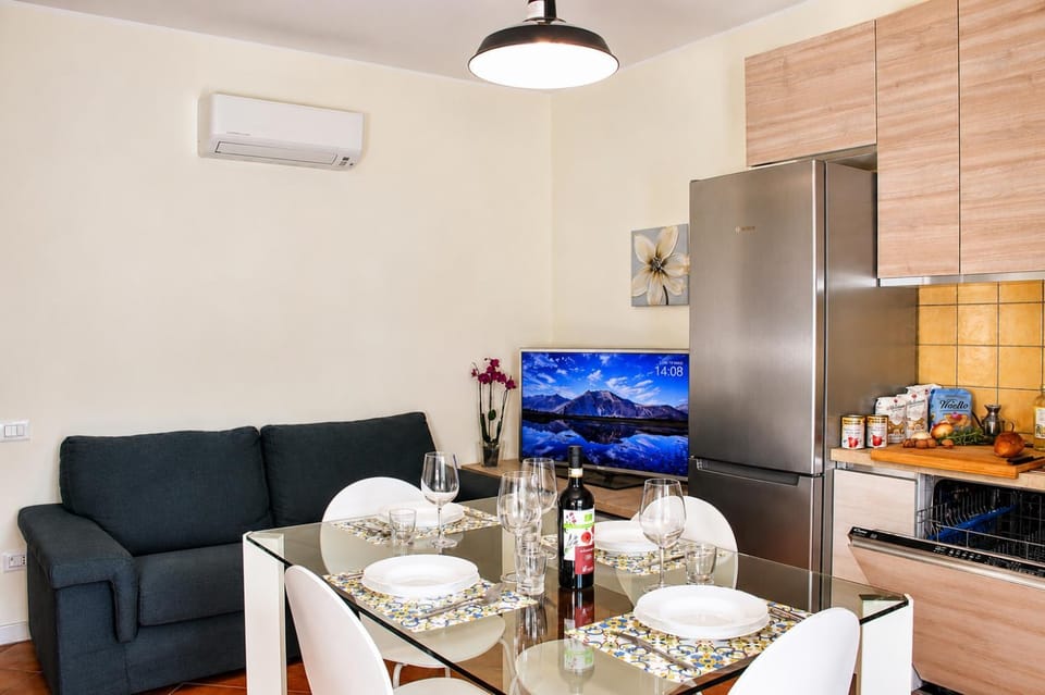 TV and multimedia, Kitchen or kitchenette, Living room, Seating area, Dining area, oven, air conditioner