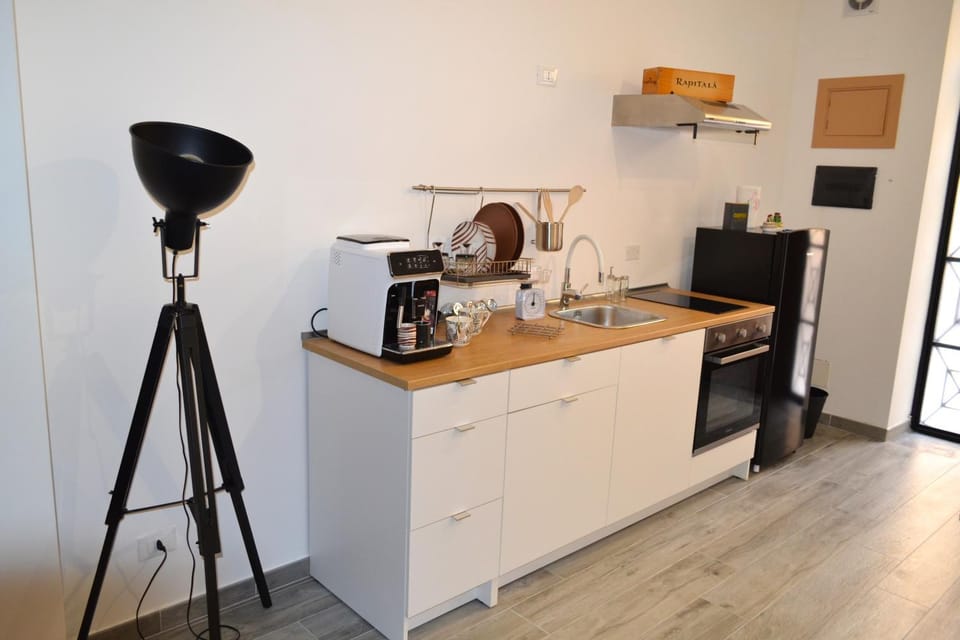 Coffee/tea facilities, Kitchen or kitchenette, stove